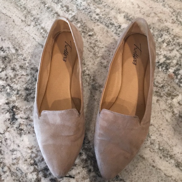 Shoes - Trotters casual flats